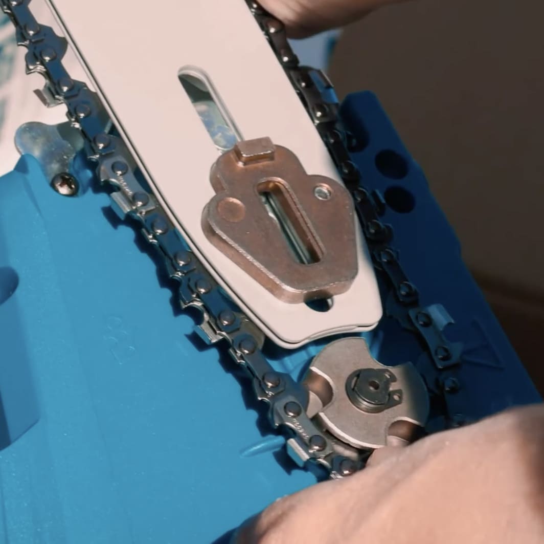 “WERKZEUGLOSER“ KETTENSPANNMECHANISMUS